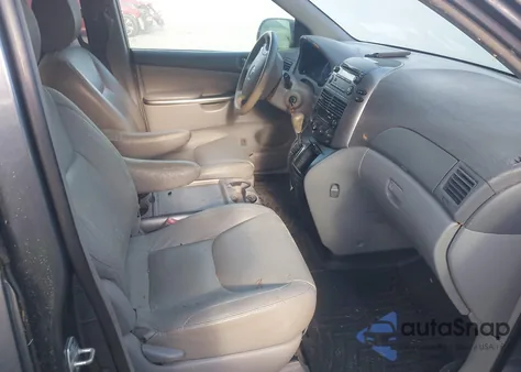 2010 Toyota Sienna Ce/Le z USA, uszkodzony, nr VIN 5TDKK4CC4AS325832